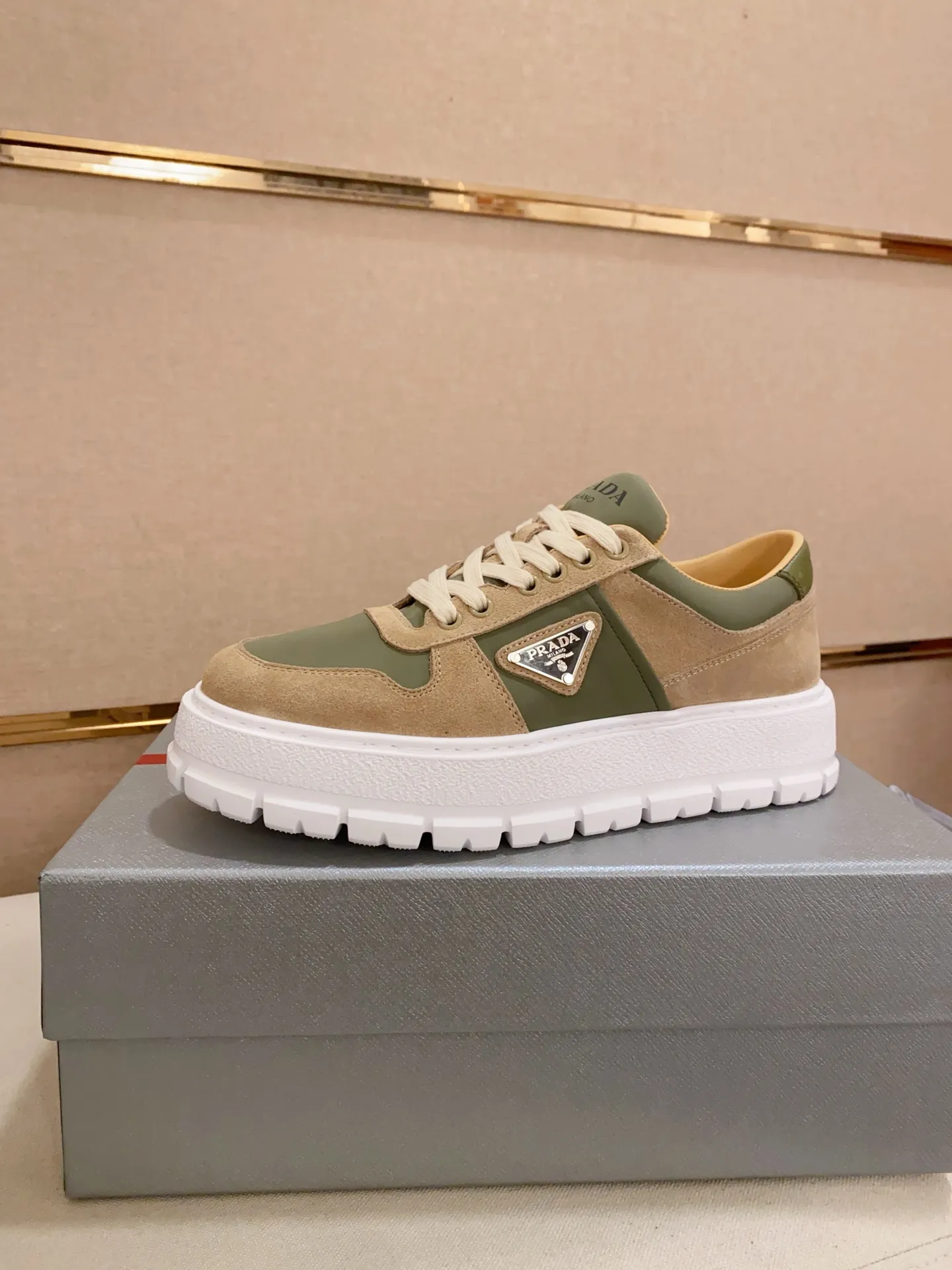 Men's shoes💰 620💰 ✔️✔️✔️Higher version High-quality new PRADA counters are launched simultaneously. The new men's shoes and 😘fabrics are selected from first-layer cowhide and are made by pure handicrafts. Lining: Full cowhide lining. 👍🏿 High-end ☄️ air-cushion molded anti-slip rubber outsole, exquisite lines, simple and elegant, comfortable and high-end for leisure travel. Code number: 38 to 44